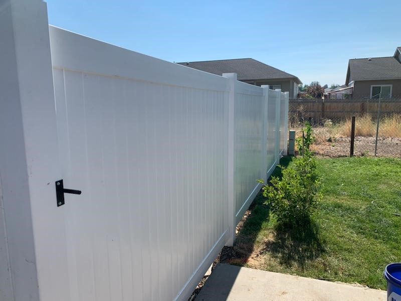 Residential White Fence Installation Oregon